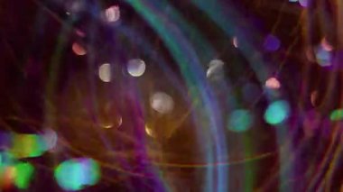 Disko fişeği. Odaklanamayan parlak maytap. Yeşil mor renkli parlayan parçacıklar soyut Bokeh ışığı üzerinde hareket eden lens titreşimi bulanık modern zemin.