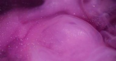 Sis fırtınası. Boyayla boyanmış. Duman boyası bulutu su altında patladı. Fantezi, pembe mor renk pigmentini çözer..