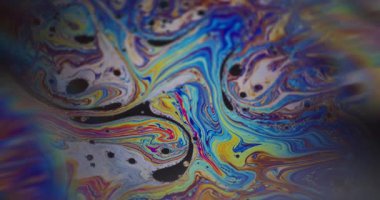 Petrol lekesi. Islak soyutlama. Sanatsal akrilik sanat arka planında yüzen pembe mavi renkli mürekkep damlacıkları.