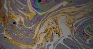 Yağ sıvısı. Boya lekeleri. Odaklanmamış turuncu mavi renk ıslak baloncuk deseni soyut yaratıcı mor arkaplan üzerinde yüzüyor.