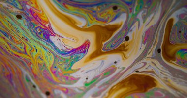 Yağ damlası. Mürekkep karışımı. Odaklanmamış yeşil mavi renk pembe mor yuvarlak doku soyut koyu siyah yaratıcı arka planda yüzüyor.