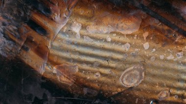 Pas dokusu. Islak lekeler. Turuncu renkli toz çiziği baloncukları kusurlu yıpranmış cam parçaları soyut sanat arka planında sıkıntı yaratıyor.