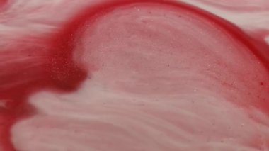 Parlak parçacıklar. Işıl ışıl. Soyut akrilik sanat eserleri üzerinde yüzen su sıvısı kimyasal damlacıklarda çözünmüş pembe beyaz boya..