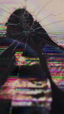 Dikey video. Matris bozulması. Ekran arızası. Modern TV yüzeyinde titreşen kırık pikseller. Çarpışmadan kaynaklanan görüntü bozulması.