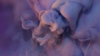 Mor duman. Boya bulutu. Tuhaf mor bukleler yüzeyde gizemli parıltılı yanardöner karışımı soyut su arka planında karışıyor..