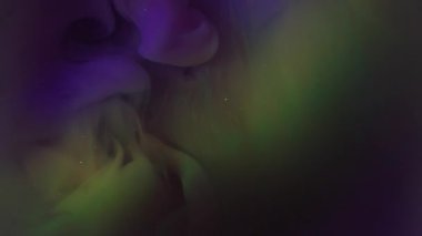 Dalga dumanı. Sis sıvısı. Çok renkli pigmentler kasvetli renkli parlak sıvılara yayılıyor. Soyut bulanık lens parıltılı su arkaplanı.