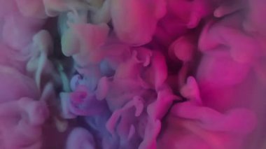 Sis dalgası. Duman karışımı. Odaklanamayan su emülsiyonunda parlak yanardöner boya püskürmesi. Sanat buharı renk karışımı şekil soyut arkaplan.