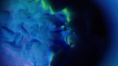 Sis sıvısı. Duman karışımı. Mor mavi renkli renkli pigment, bulanık suda, soyut arka plan dairesi ışık odaklı lenslerde patlıyor..