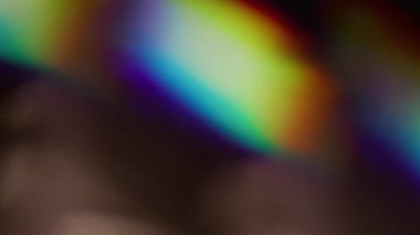 Bulanık parıltı. Soyut aydınlanma. Odaklanmamış mavi yeşil çok renkli gökkuşağı optik spektrum sanat arka planında parıldıyor.