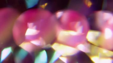 Dönen daire. Bulanık parlak doku. Odaklanamayan pembe floresan aydınlık cam geometrik lens soyut koyu siyah arkaplanda yanıp sönüyor..