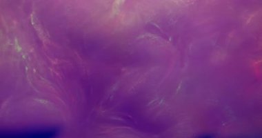 Neon ışığı sızıntısı. Yansıma merceği bulanıklığı. Renk ayrıştırılmış titreşim karışımı. Gelecekçi mor spektrum efekti soyut arkaplan.