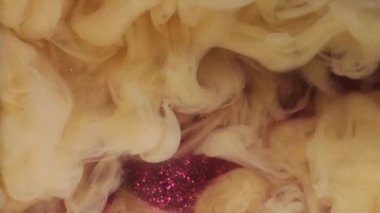 Sis suyu. Duman rengi sis. Soyut mor parıldayan sanat arka planında çözünmüş sarı sisli boya, mürekkep buharı, ışıl ışıl parlıyor..