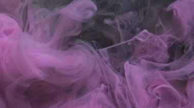 Harika bir boya dokusu. Duman etkisi. Odaklanmamış pembe renk akışı sıvı parlayan bulut buharı kara sanat arka planında sisli su mürekkebi.