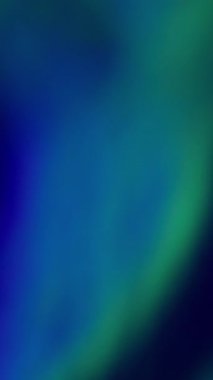 Dikey video. Bulanık renkli parıltı. Işık kıvılcımları. Odaksız sızıntı yeşil ışınlar gökkuşağı titreşimleri soyut sanat arka planında gradyan lensler.