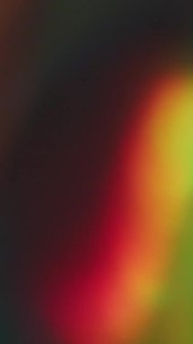 Dikey video. Prizmatik bir geçmişi var. Bulanık parlak renkler. Odaksız sızıntı. Sarı ışınlar. Gökkuşağı. Soyut sanat ışığı üzerinde titreşimler..