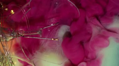 Dikey video. Akış patladı. Kırık cam. Pembe dumanlı boya dalgalı bulut, bulanık sisli yüzey suyu, ampulü çatlatmış, soyut arkaplan..