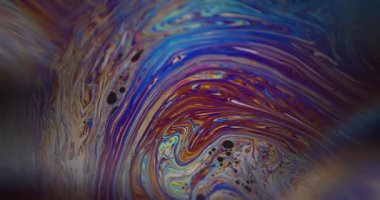 Soyut benzin. Mürekkep rengi. Yaratıcı ışık arka planında yüzen mavi mor renkli yuvarlak damlacıklar.