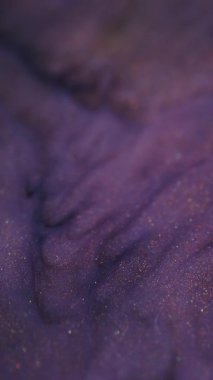 Dikey video. Bulanık mürekkep dökülmüş. Parlak sıvı karışımı. Odaklanamayan mor renkli parıldayan mermer desenli akrilik dalga koyu soyut sanat arka planı.