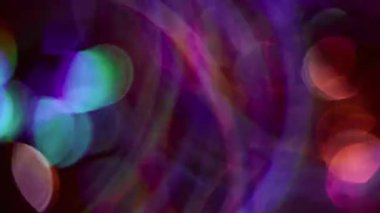 Bokeh ışığı. İşaret fişeği. Pembe parlak yeşil renk spektrumu, koyu arkaplanda yanıp sönen mercek daireleri..