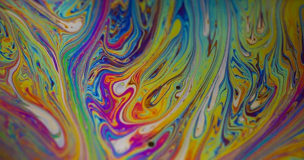 Akan kabarcıklar. Mürekkep sıvısı. Bulanık yeşil pembe mor yağ lekeleri soyut koyu siyah arkaplanda yüzen sarı mavi doku.