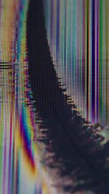 Dikey video. Dijital gürültü. Arıza bozulması. Statik obje piksel dokusunda siyah eğri çatlağı. Bozuk teknoloji soyut arka plan örtüsü.