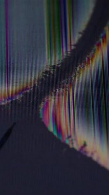 Dikey video. Arıza sesi. Kırık piksel. Kısmi ekran kapatma dijital çatırtı dalga etkisi. Kırık bilgisayar TV plazma yüzeyinin hasarlı cam dokusunu kapat.