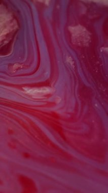 Dikey video. Yağ karışımı. Su emülsiyonu. Kırmızı mavi boya akışı ışık parçacıkları soyut ışıl ışıl ışıl desen üzerinde harmanlanan bulanık arkaplan.