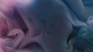 Sis yayılıyor. Soyut akış. Suyun içindeki mavi mor renkli sıvı mürekkep sanat arkaplanındaki bulutsal ruhani dokuyu sıçratıyor..