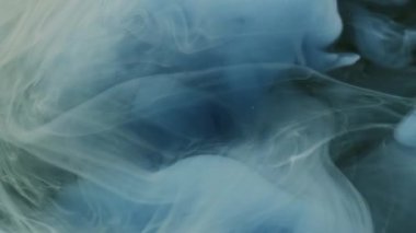 Sis karışımı. Boya karışımı. Odaklanamayan mavi renkli su mürekkep dokusu kimyasal buhar sıvısı soyut koyu siyah sanat arka planında sallanıyor.