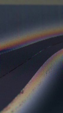 Dikey video. Ekran arızası. Kusurlu televizyon. Parlak arıza yansımaları ile çatırdatılmış görüntüyü göster. Modern gösteri ekipmanları yüzeyinin hasarlı dokusunu üst üste koy.