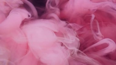Sis karışımı. Boya karışımı. Odaklanamayan pembe renkli su mürekkebi kimyasal buhar sıvısı soyut koyu siyah sanat arka planında uçuyor..