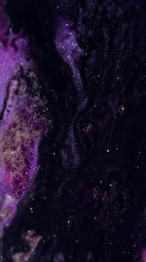 Dikey video. Parıltılı boya karışımı. Mermer dokusu. Odaklanamayan çok renkli mor ışıldayan sıvı parlak partiküller soyut sanat arka planında hareket ediyorlar..