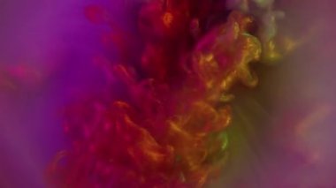 Işıl ışıl. Duman karışımı. Odaklanamayan su emülsiyonunda iki parlak yanardöner boya püskürmesi. Kırmızı mor buhar yeşil harman soyut arkaplan.