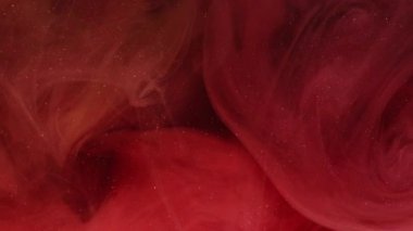 Duman kırmızı. Renk bulanıklığı. Magenta suluboya sisli soyut arkaplan ve küçük parçacıklar. Suyun içinde çözünmüş bulanık boya örtüsü..