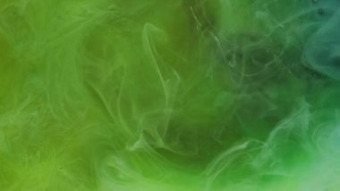 Sis dalgası. Çok renkli duman. Fırtınalı su akışında kabarık bulutlu sarı yeşil karışım. Gizemli pürüzsüz dokuya sahip kıvrımlı boya dumanı soyut arkaplan.