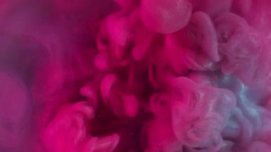 Duman karışımı. Boya sisi. Pembe, gri gri, parlak boya dalgası patlaması. Fantezi rengi kum sisi çözünmüş arka planda.