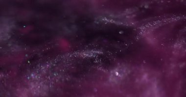 Parıltılı boya. Toz sıvısı. Mor parçacıklar suda parlak pigmentler oluşturur. Parlak soyut bulanık bulut patlaması siyah arkaplan.