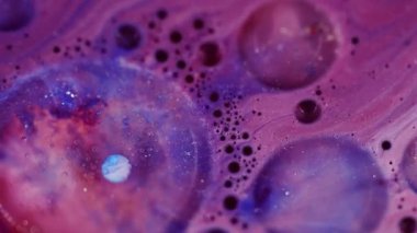 Köpük sıvısı. Odaklanmamış sabun dokusu. Mavi pembe su renkli kabarcıklar sıvı bulanık bokeh hafif modern sanat arka planını açıyor.