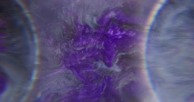 Sanat sıvısı. Parlak bulanık boya. Yuvarlak prizma mercek parlaklık çerçevesinde mor gri emülsiyon karışımı. Odaklanamayan mor renk soyut arkaplan üzerine girdap akışı.