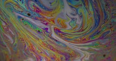 Renk lekesi balonu. Holografik mürekkep. Pembe mavi soyut yaratıcı arka planda yüzen yeşil mor akrilik doku.