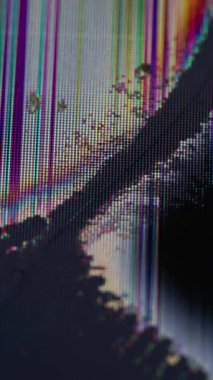Dikey video. Grunge pikseli. Kırık monitör. Camdaki korkunç siyah çatlak. Renkli, parıltılı kenarı var. Ekran arızası görüntü genişletme kara leke hatası.