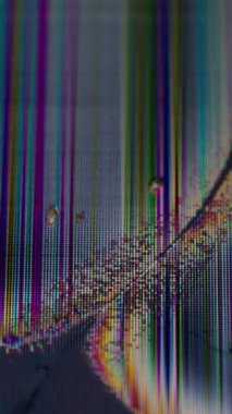 Dikey video. Piksel hasarı. Ekran arızası. Renkli, titrek kenarlı cam ekranda siyah mürekkep çatlağı. Çatlak arıza yüzey soyut arkaplan bilgisayar monitörü.