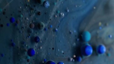 Dikey video. Sanat sıvısı. Akrilik baloncuk. Gizemli galaksi mavi gri akım jel renkli parçacıklar çözünmüş su grunge soyut arka plan üzerinde.