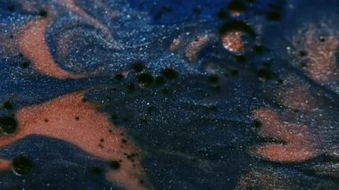 Sıvıyı karıştır. Parıldayan sıvı dökülmüş. Su yağı baloncuklarında çözünmüş mavi bronz boya soyut mermer arka planda yayılıyor..