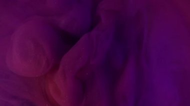 Duman karışımı. Suluboya mürekkep. Kasvetli pembe simli akış sarmalı sanat sıvısında. Atmosferik soyut su rengi çözünmüş doku.