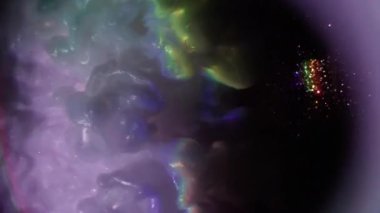 Parıltı akışı. Gökkuşağı dumanı. Parlak patlama mürekkebi soyut arka planda parıldıyor. Mor mor gümüş yuvarlak bulanık lens.