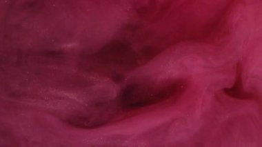 Pembe sis. Parıltı akıyor. Gül yoğun sis dalgaları kaotik bir şekilde salınır. Odaklanamayan bulutlu mermer boya köpüklü su soyut arka planında kıvrılır..