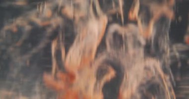 Döndürme sıçraması. Mürekkep sanatı. Soyut yaratıcı akrilik aydınlatma arkaplanı üzerinde yüzen portakal rengi çözünmüş sıvı girdap dokusu.