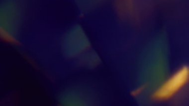 Kristal sızdırıyor. Bulanık yansıma ışığı. Odaklanamayan yeşil mavi mercek parlaklık dokusu soyut koyu siyah sanat arka planında parıldıyor.