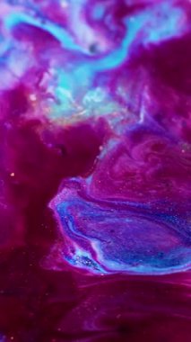 Dikey video. Renkli mermer. Boya karışımı. Işıl ışıl parlayan mavi pembe dalga. Parlak mürekkep gölgeleri taşkın efekt fantezi taş yüzey bulanıklığı.